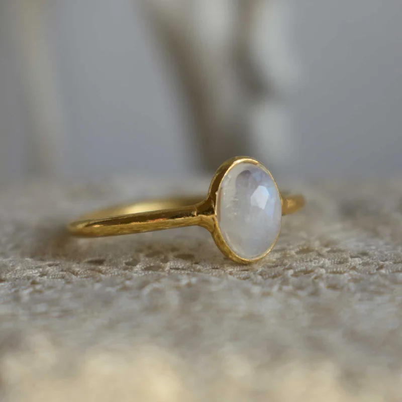 Moonstone | 'Laia'  Oval ring | 24k Gold-plated